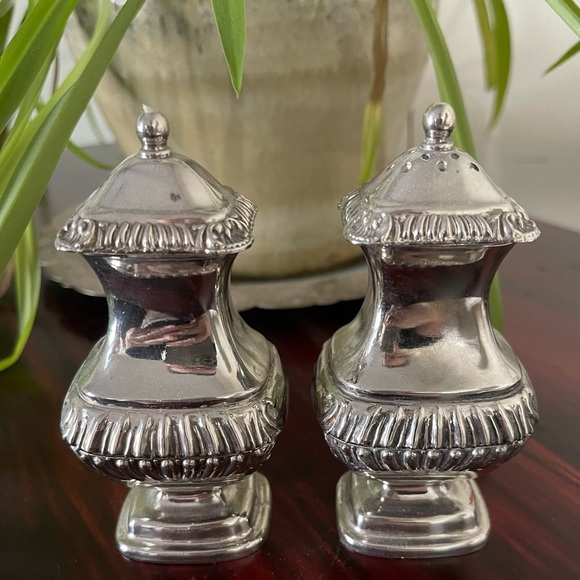 Vintage Grenadier Silver Plated Salt & Pepper Shakers - Picture 3 of 15